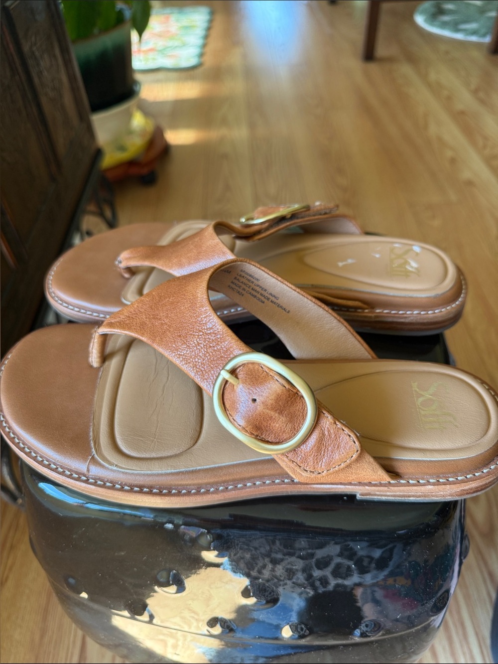 Sofft women’s size 8.5 M leather thong sandals, style SF0099200. w Gold